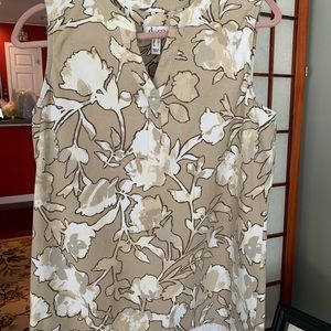 Print, Sleeveless, V- neck pullover top. Size M